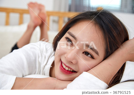 二十多歲的女人在床上享受快樂的一天 36791525