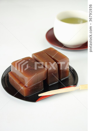 Yeast on tea Yeast on tea 36791936