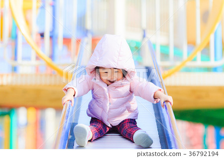 可愛的孩子在公園幻燈片上玩 可愛的孩子在公園幻燈片上玩 36792194