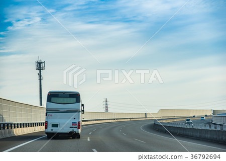公交車在東名 - 大阪高速公路上行駛 36792694