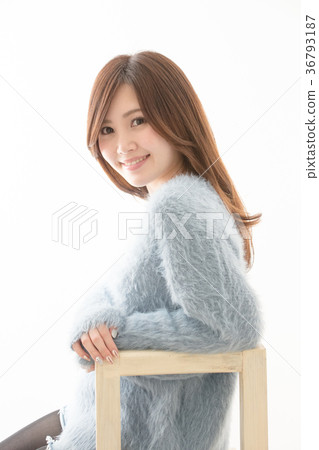 坐在椅子上的女人 36793187