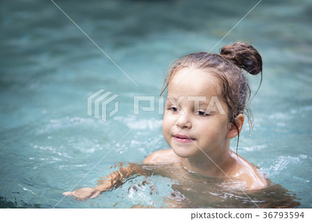 Pretty little girl in swimming pool 36793594