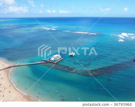 夏威夷的藍色大海和藍天和船降落（希爾頓夏威夷村莊的景色） 36793968