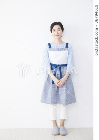 圍裙中間婦女 36794019