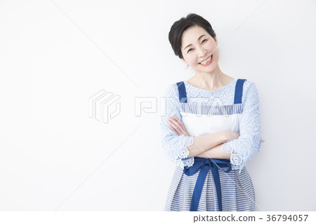 圍裙中間婦女 36794057