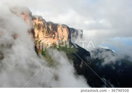 落從羅賴馬山,圭亞那高地的瀑布 落從羅賴馬山,圭亞那高地的瀑布 36798508