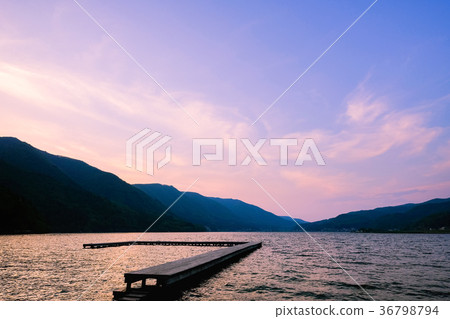 Kizaki湖，晚上場景（春天） 36798794