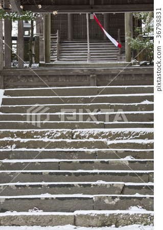 A scene where the red and white bell rings sway in the wind with prayer steps, rural shrines, and snow stairs A scene where the red and white bell rings sway in the wind with prayer steps, rural shrines, and snow stairs 36798831