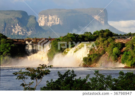 Guiana Highlands, Canaima Lake, Gorondorina Waterfall Guiana Highlands, Canaima Lake, Gorondorina Waterfall 36798947