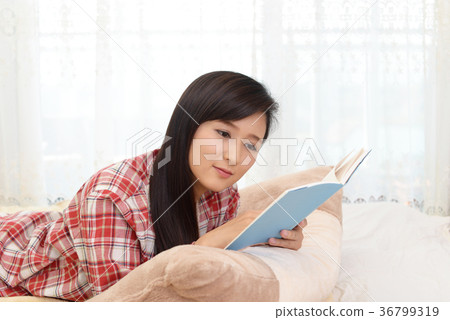 讀一本書的女人 讀一本書的女人 36799319