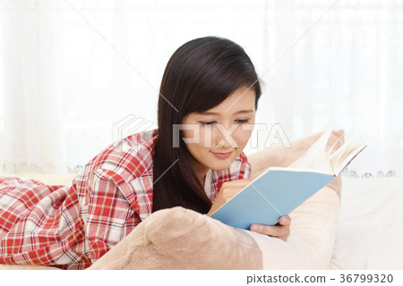 讀一本書的女人 讀一本書的女人 36799320