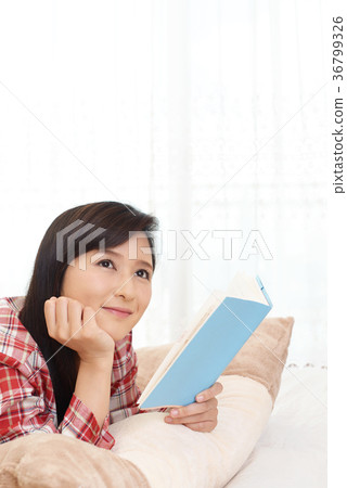 讀一本書的女人 讀一本書的女人 36799326