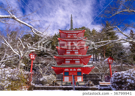Chu Ping Pagoda of Shinkurayama Asama Park where there was snowfall (Yamanashi Prefecture) 36799941