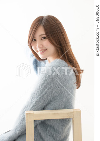 坐在椅子上的女人 36800010