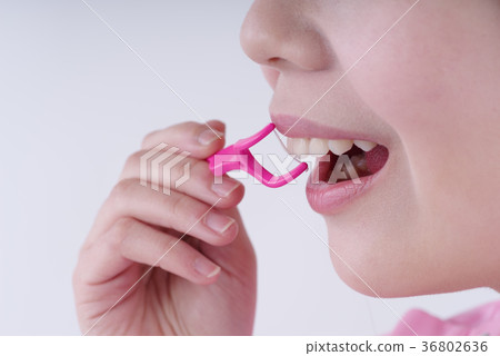 Dental floss use image 36802636