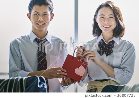 Student-present-commemorative photo 36807723