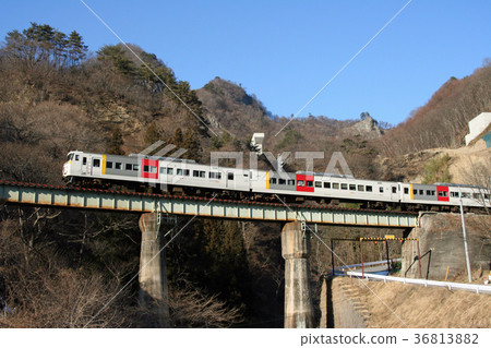 Series 185 limited express Kusatsu across the iron bridge. 2006/1/1 36813882