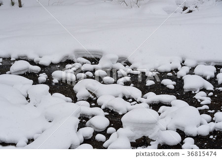 在北海道北斗市的中山山口拍攝一條白雪皚皚的河流的冬季景觀 在北海道北斗市的中山山口拍攝一條白雪皚皚的河流的冬季景觀 36815474