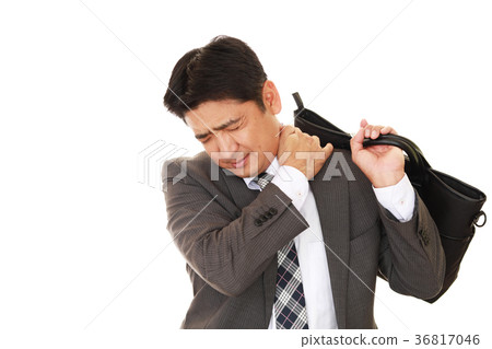 Businessman complaining of shoulder pain 36817046