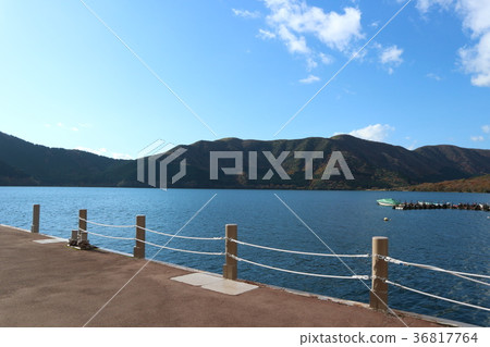 湖和山和天空 湖和山和天空 36817764