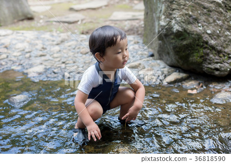 summer holiday, outing to the riverside, playing in a river 36818590