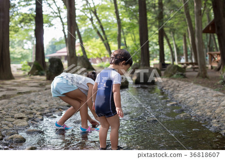 暑假 到河畔遠足 在河中嬉戲 36818607