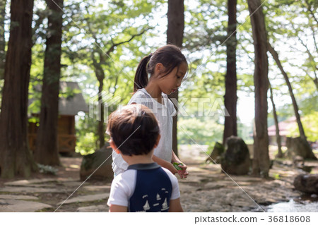 暑假 到河畔遠足 在河中嬉戲 36818608