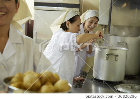 Cook of lunch 36820286