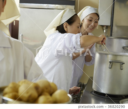 Cook of lunch 36820290