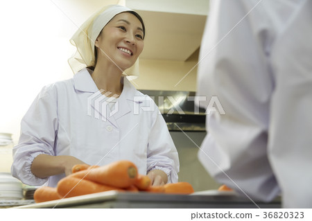 午餐做飯 36820323