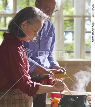 Senior couple cooking 36820507