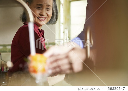 Senior couple cooking 36820547