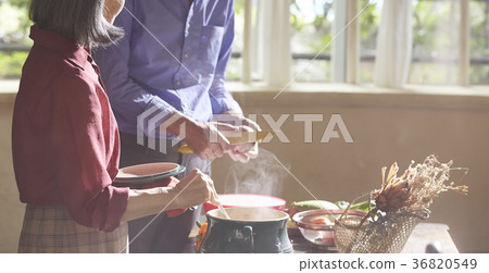 Senior couple cooking 36820549