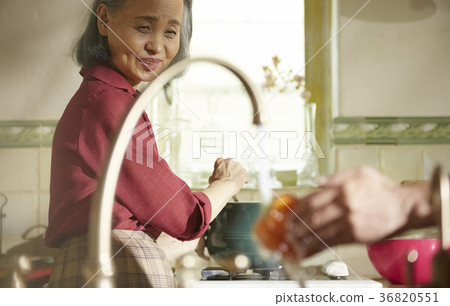 Senior couple cooking 36820551