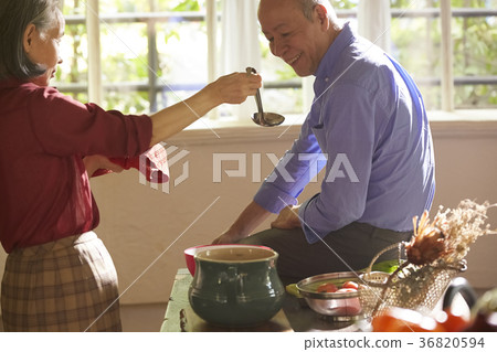 高級夫婦做飯 36820594