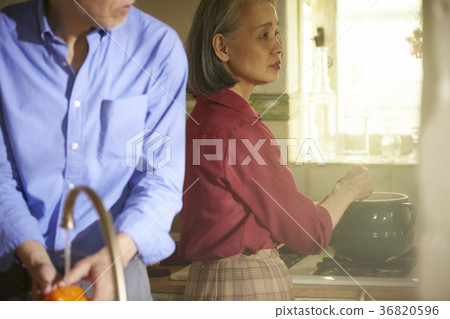 Senior couple cooking 36820596