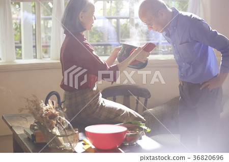Senior couple cooking 36820696