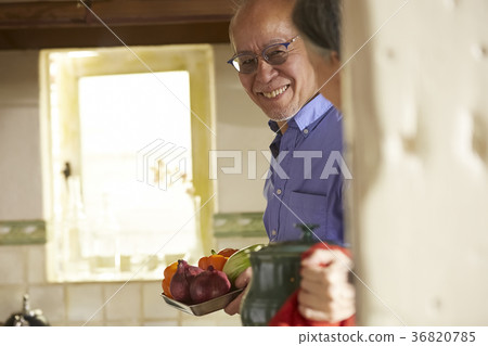 Senior couple cooking 36820785