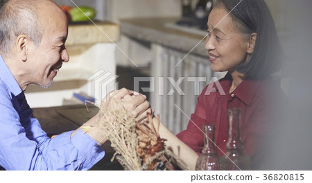 Senior couple tea time 36820815