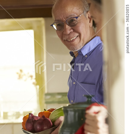 Senior couple cooking 36820855