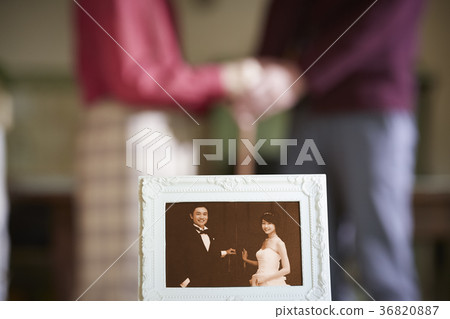 Old couple and old photo 36820887