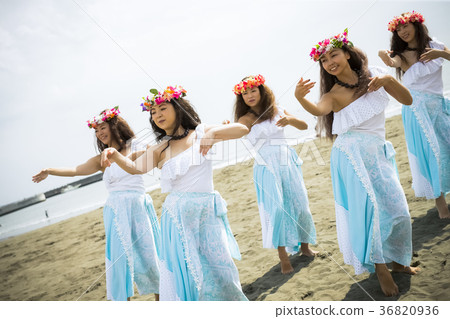 Hula dancer dancing on the beach Hula dancer dancing on the beach 36820936