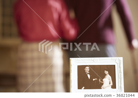 Old couple and old photo 36821044