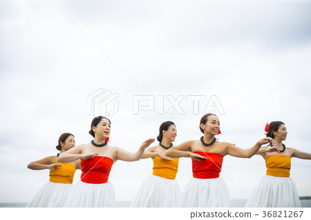 Hula dancer dancing on the beach Hula dancer dancing on the beach 36821267