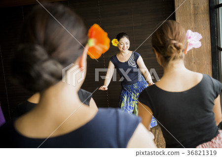 Hula classroom 36821319