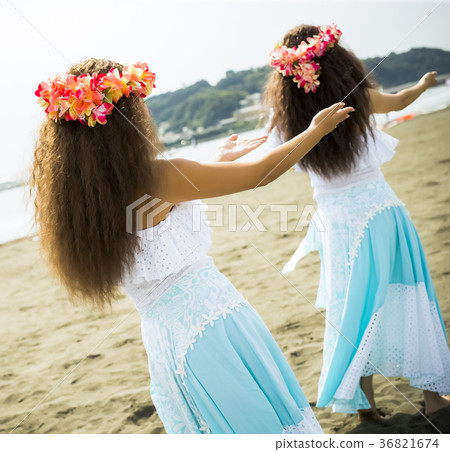 跳舞在海灘的Hula舞蹈家 36821674