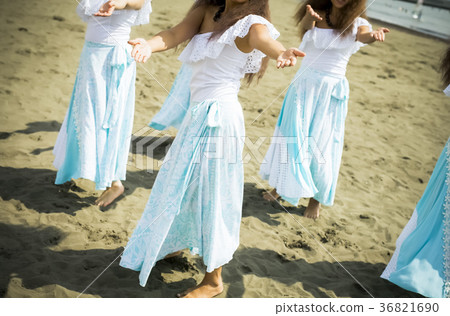 跳舞在海灘的Hula舞蹈家 36821690