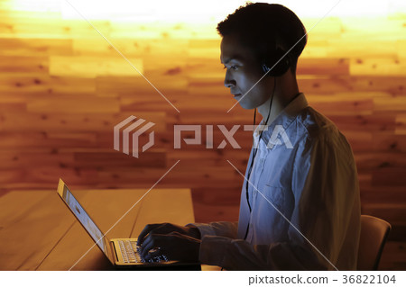 便攜式計算機和男性 36822104