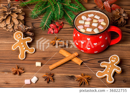 hot chocolate with marshmallow candies 36822735