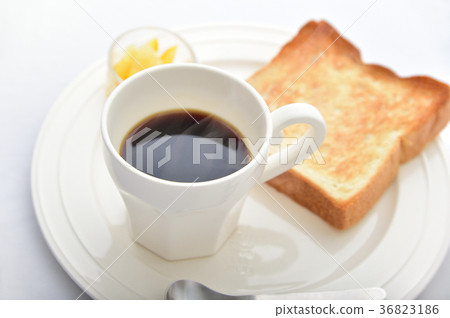 早晨咖啡和新鮮出爐的烤麵包 36823186